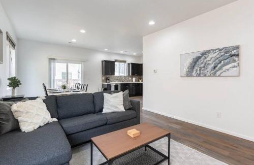 North Image Haus | Modern 3b/2b Retreat near Portland (Must-See)