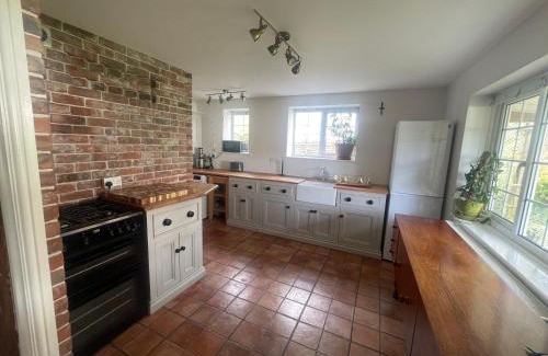 Claverham Haus | Charming cottage near airport