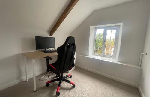 Claverham Haus | Charming cottage near airport