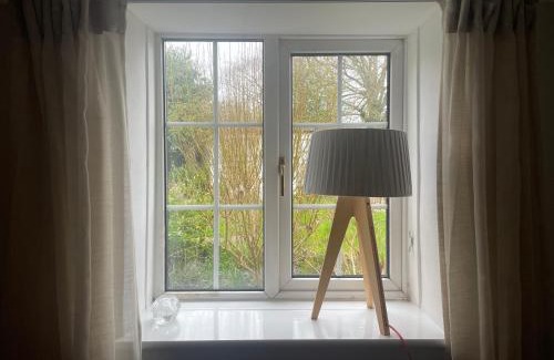 Claverham Haus | Charming cottage near airport