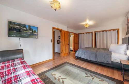 Brockway Haus | Cozy Pet-Friendly Cabin with Hot-Tub Walk to Lake Tahoe Beach