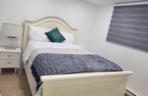 Laval Wohnung | Bel appartement moderne et propre, zone calme
