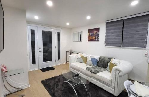 Laval Wohnung | Bel appartement moderne et propre, zone calme