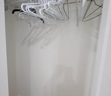 Laval Wohnung | Bel appartement moderne et propre, zone calme
