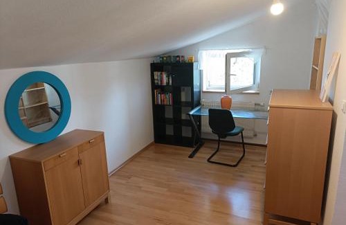 Liesing Haus | Chill am comfortable Room in a sunny apartment