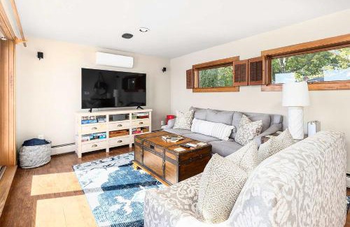 East Greenwich Haus | East Greenwich Waterfront Gem Renovated with Kayaks