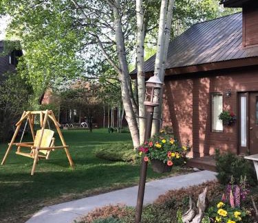 South Park Skihütte | Ski Jackson Hole, Yellowstone access, Indoor jacuzzi, remodeled kitchen n baths.