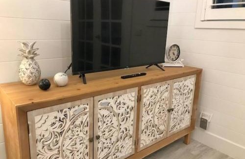 Rye Haus | Hamptons In Rye Green Cottage 3 Mins to Hot Springs!