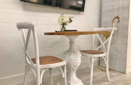 Rye Haus | Hamptons In Rye Green Cottage 3 Mins to Hot Springs!