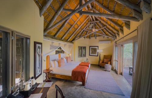 Okaukuejo Kabine | Ongava Lodge