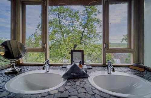 Okaukuejo Kabine | Ongava Lodge