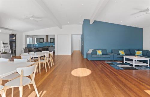 Toowoon Bay Haus | MODERN BEACH MANSION / 2 MINUTES FROM WATER