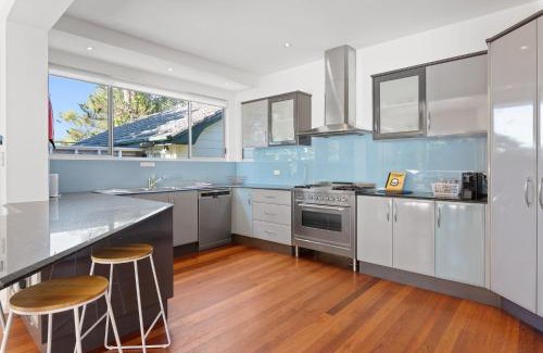 Toowoon Bay Haus | MODERN BEACH MANSION / 2 MINUTES FROM WATER