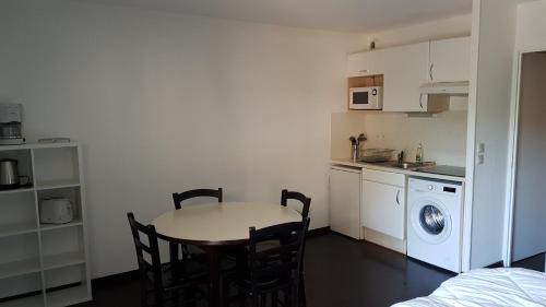 Lourdes Wohnung | La Part du Lion - T1 rénové de 28 m2 pour 4 pers max - Terrasse avec vue calme et Parking - Résidence Foch - LOURDES Mairie