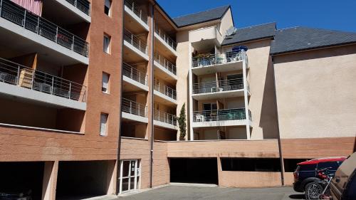 Lourdes Wohnung | La Part du Lion - T1 rénové de 28 m2 pour 4 pers max - Terrasse avec vue calme et Parking - Résidence Foch - LOURDES Mairie