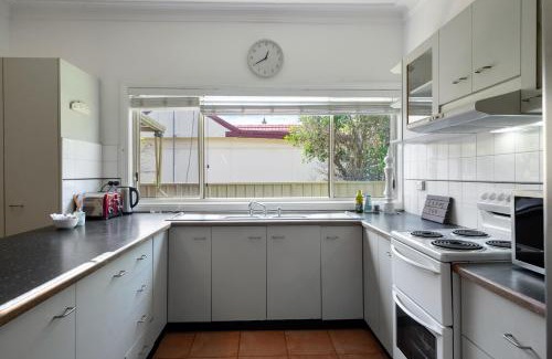 Budgewoi Haus | Cute and Relaxed Holiday Home - Close to Beach