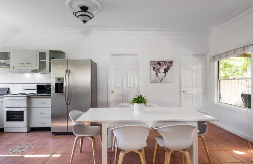 Budgewoi Haus | Cute and Relaxed Holiday Home - Close to Beach