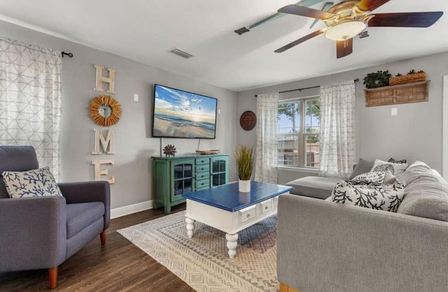 Beachy Blue House, 5 minutes to beach, with private hot tub, 3 bedrms/2.5 baths