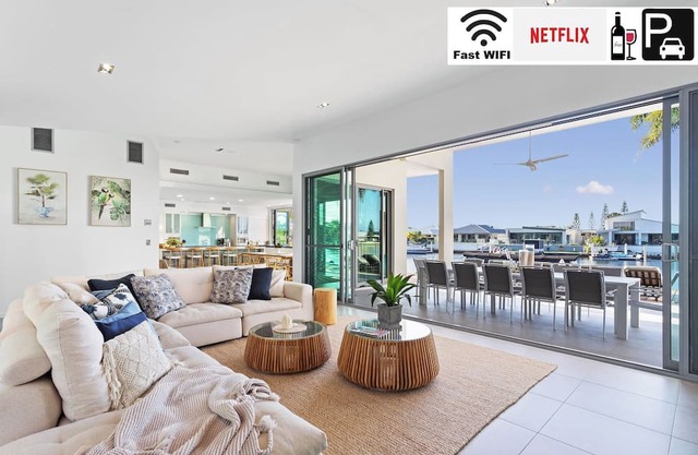 🌴Sublime Luxury on The Waterfront🌴Pelican Waters