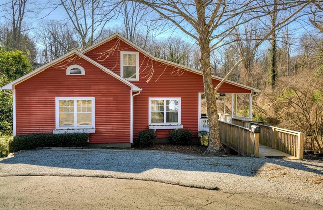 Tryon Charming 2 bedroom . Pets welcome