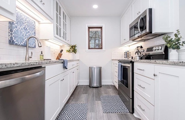 Near it all! 1800 SqFt 1-level w/4 Comfy Kings!