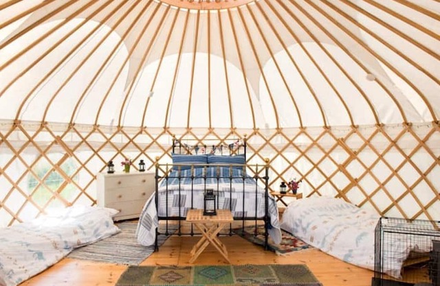 Stunning Yurt 'Pencarrow' with hot tub close to hidden coves