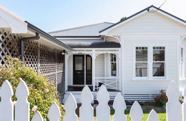 Villa on Courtenay - A short stroll to The CBD