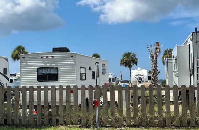 Fifth Wheel with direct access to the Bay! Amenities include Wifi, A/C & more!