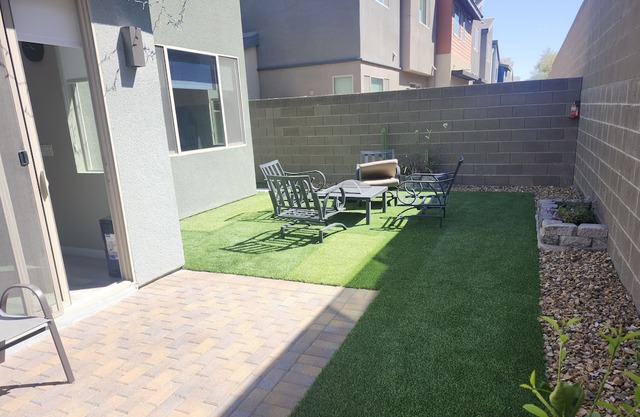 3Br/2.5 Ba Townhome 20 mins from Vegas Strip