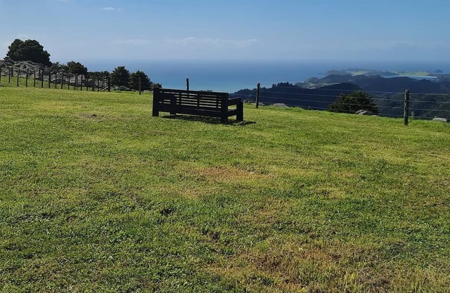 Beautiful views in a quiet country side, 5 mins to the beach.