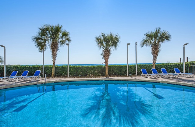 8th-floor oceanfront studio with pool, hot tub, & AC