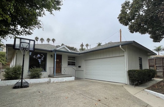 Live the Mesa Life! Walk to beach/downtown SB from family friendly home.
