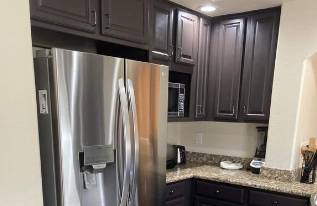 Near the Strip Spacious cozy 4 bedrooms house with Jacuzzi