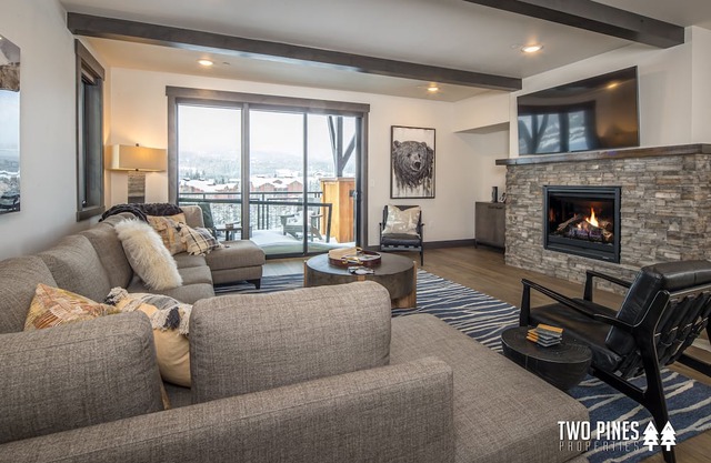 Modern Rustic Home With Mountain Views!