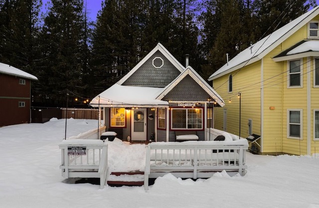 Walk/Bike to BikePark/Lake/Zoo/Trails + FirePit + Pet/Baby-friendly