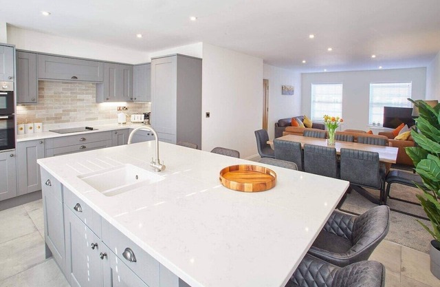 Host & Stay | Lemonade Arch