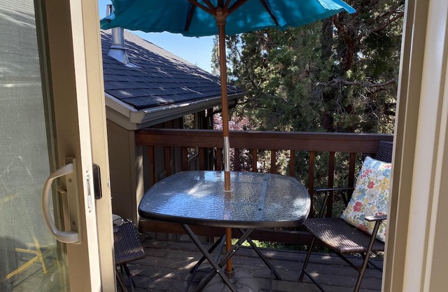 Hillside Loft- Spacious Studio, 100+mbps Wifi, Gas Fireplace, AC, Balcony