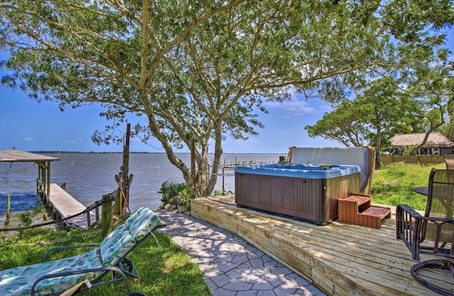 Waterfront Oasis, DOLPHINS, Deep Water Dock, Full Gym, Tiki Bar, Ocean Boating !
