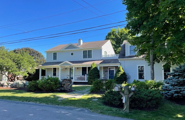 7 BR/3 Full BA - with CENTRAL AIR includes Linens and towels!!