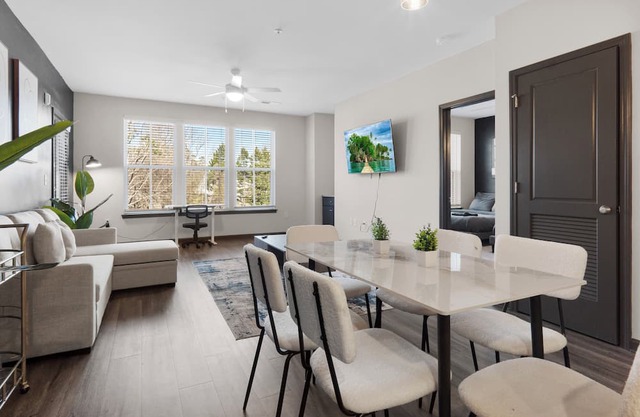 Luxe King 3BR Suite in North Raleigh