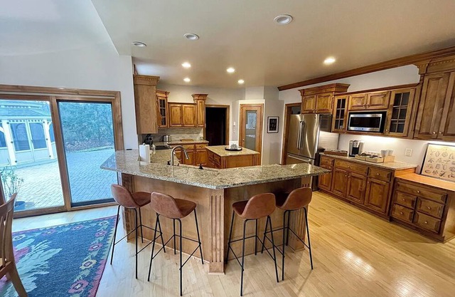 Spacious 5-bedroom house with Chefs Kitchen and game room in Pleasant Prairie