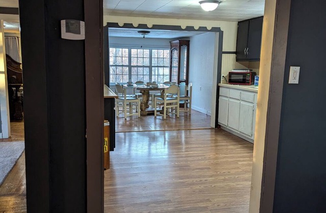 Charming Bungalow in lovely Poplar Bluff with WiFi