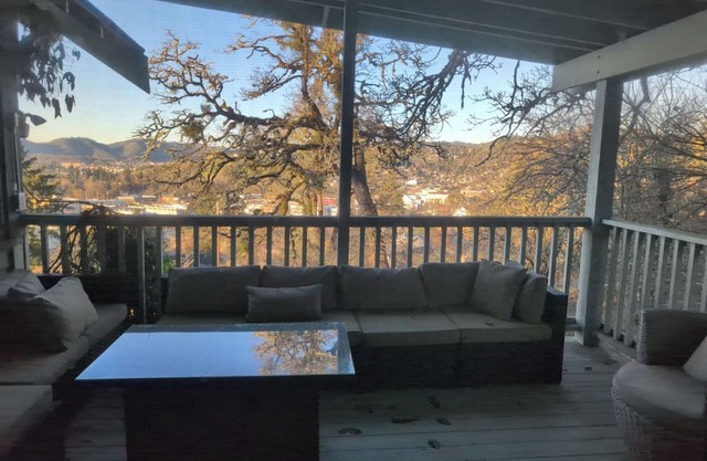 Charming 3-bedroom house with WiFi and stunning views in lovely Roseburg