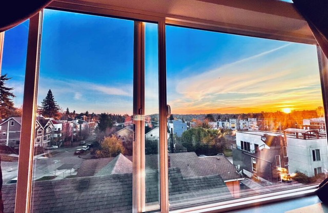 Chic Modern 2-bedroom Townhouse with Gorgeous Rooftop Views
