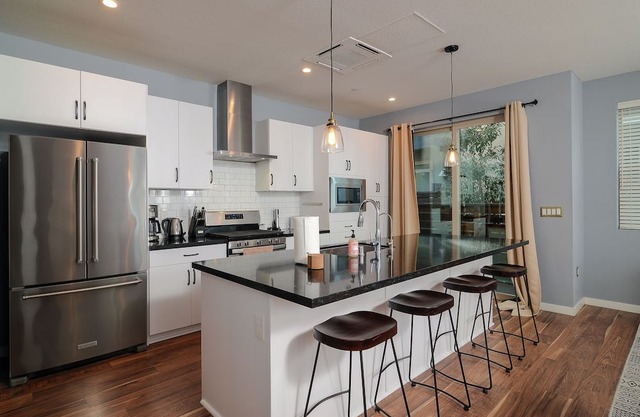 Modern 2BD/2.5BA Condo in Sacramento, Near Dining, Shopping & Freeways!