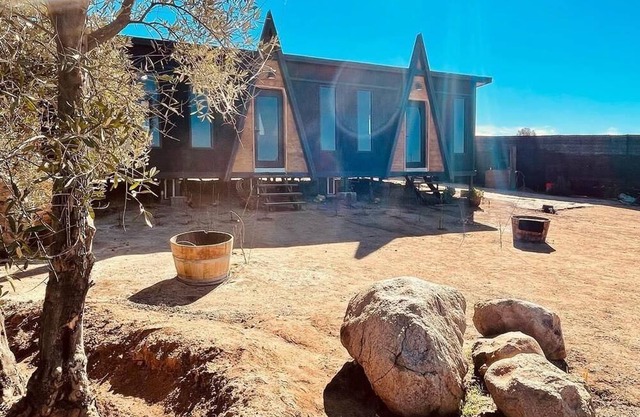 Cozy cabin with WiFi and AC /heaterValle de Guadalupe enjoy a glass of wine .