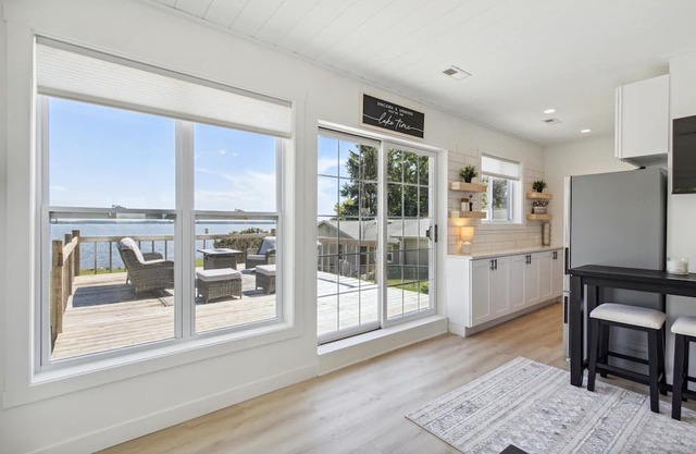Adorable Lakefront Cottage w/private pier, beautiful views & newly updated!