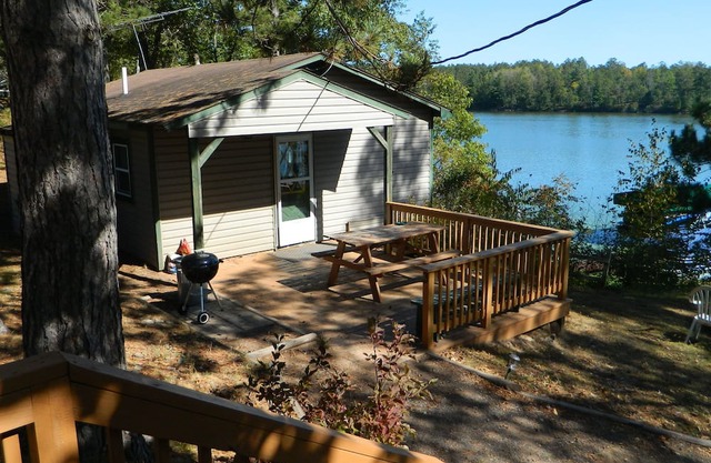 Snowmobile paradise! 2.5 hrs-Twin Cities Charming 2bedroom cabin, Gordon Minong