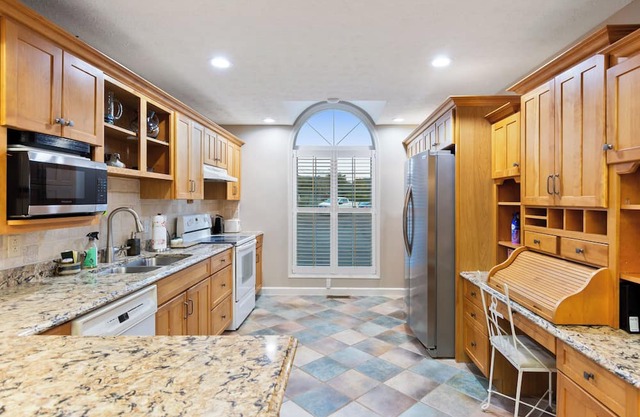 4-bedroom house in welcoming Burnside with AC, WiFi. Enjoy your stay