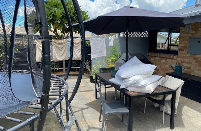 Valley Road Beach house - central Mt location & only 200 mtrs from beach